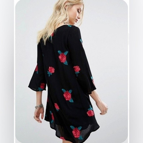 Altar’d State black and red roses floral vneck shift dress size small - Picture 3 of 10